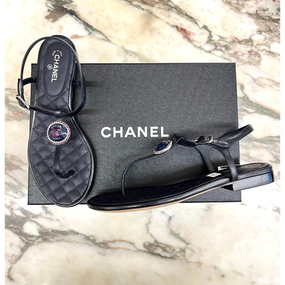 Chanel leather thong sandals with enameled CC button