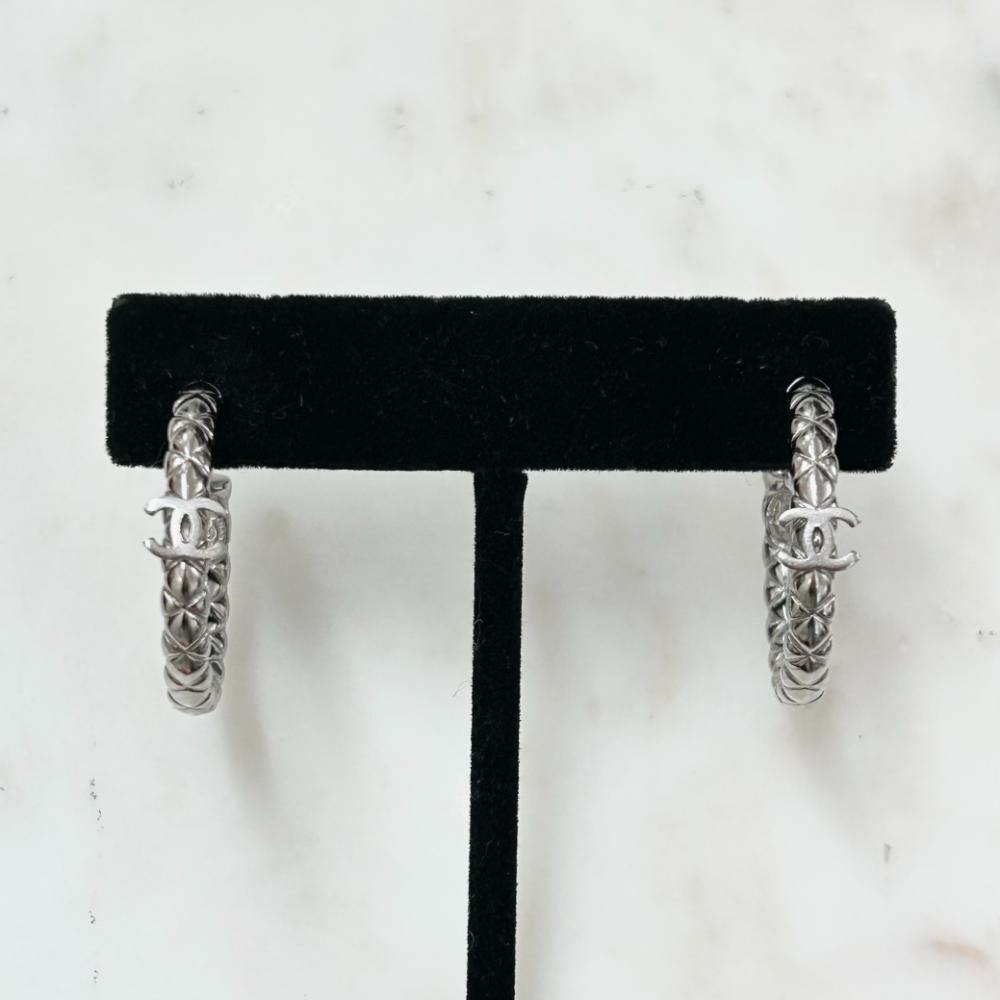 Chanel 2015 quilted silver hoop earrings w/ CC logo