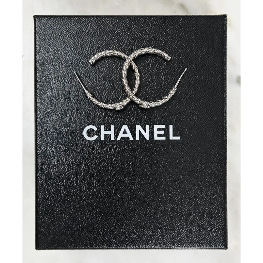 Chanel 2015 quilted silver hoop earrings w/ CC logo