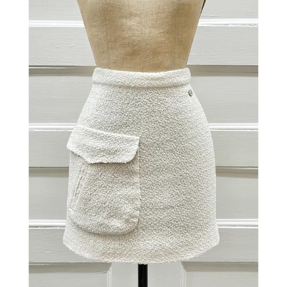 Chanel 2020 ivory tweed mini skirt w/ pocket & plaid lining